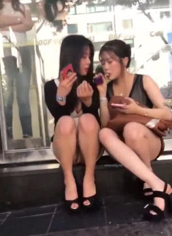 편의점 앞 소녀들 너네도 룸망주야?